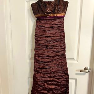 Nicole Miller Collection - Strapless Plum Evening Gown
(4p)